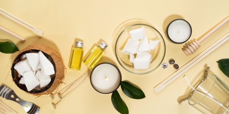 Kosmetikzubehör auf einem Tisch