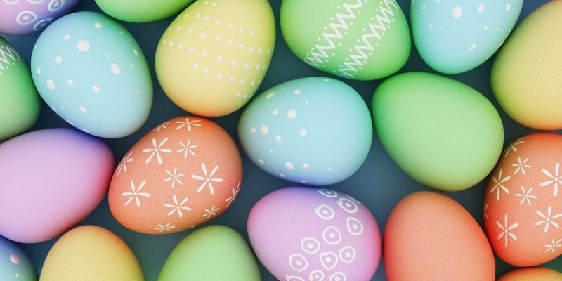 Ostereier in natürlichen Farben