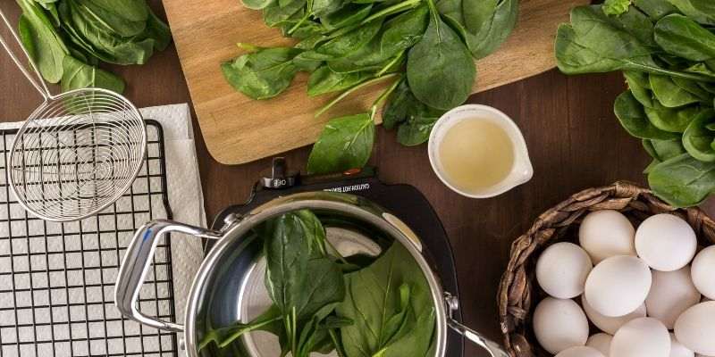 Eier mit Spinat färben