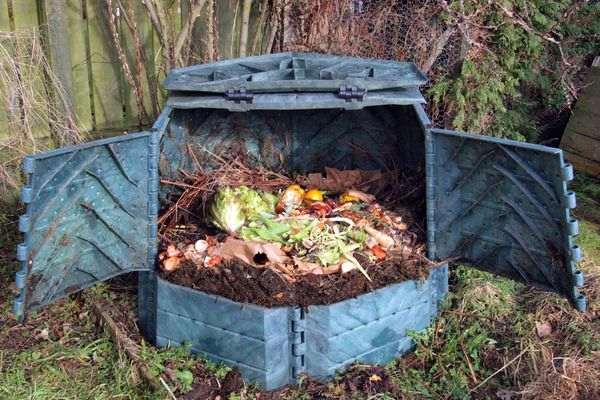 Komposter im Garten